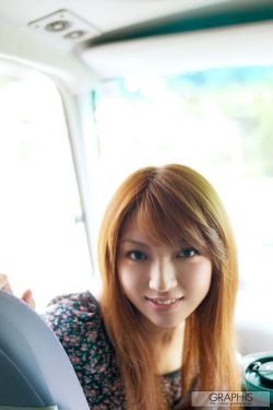 年轻夫妻把小孩哄睡后开监控